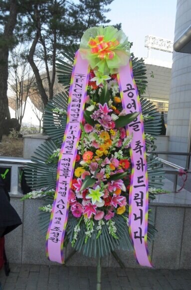Familia FNC enviou uma coroa de flores de apoio para o concerto do BAP